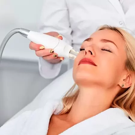 ultrasonido focalizado eliminar la grasa El ultrasonido focalizado eliminar la grasa es una técnica revolucionaria en el campo de la estética y la medicina. Este tratamiento no invasivo ha ganado popularidad en años recientes por su capacidad de ayudar a las personas a deshacerse de la grasa localizada sin necesidad de cirugía, lo que lo convierte en una alternativa viable a procedimientos más invasivos como la liposucción. Ultrasonido focalizado eliminar la grasa