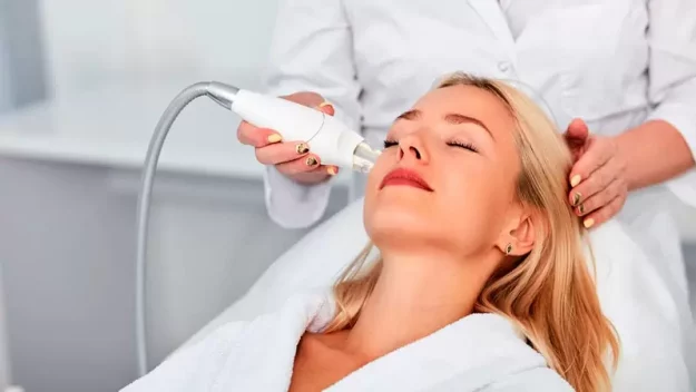 ultrasonido focalizado eliminar la grasa El ultrasonido focalizado eliminar la grasa es una técnica revolucionaria en el campo de la estética y la medicina. Este tratamiento no invasivo ha ganado popularidad en años recientes por su capacidad de ayudar a las personas a deshacerse de la grasa localizada sin necesidad de cirugía, lo que lo convierte en una alternativa viable a procedimientos más invasivos como la liposucción. Ultrasonido focalizado eliminar la grasa