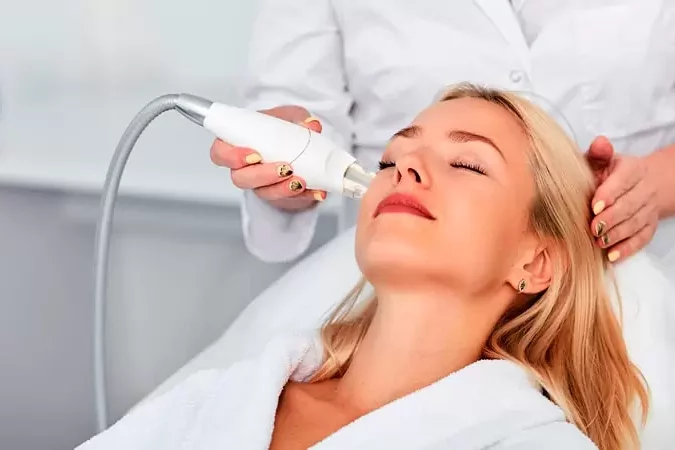 El ultrasonido focalizado eliminar la grasa es una técnica revolucionaria en el campo de la estética y la medicina. Este tratamiento no invasivo ha ganado popularidad en años recientes por su capacidad de ayudar a las personas a deshacerse de la grasa localizada sin necesidad de cirugía, lo que lo convierte en una alternativa viable a procedimientos más invasivos como la liposucción. Ultrasonido focalizado eliminar la grasa