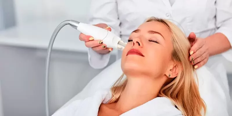 El ultrasonido focalizado eliminar la grasa es una técnica revolucionaria en el campo de la estética y la medicina. Este tratamiento no invasivo ha ganado popularidad en años recientes por su capacidad de ayudar a las personas a deshacerse de la grasa localizada sin necesidad de cirugía, lo que lo convierte en una alternativa viable a procedimientos más invasivos como la liposucción. Ultrasonido focalizado eliminar la grasa